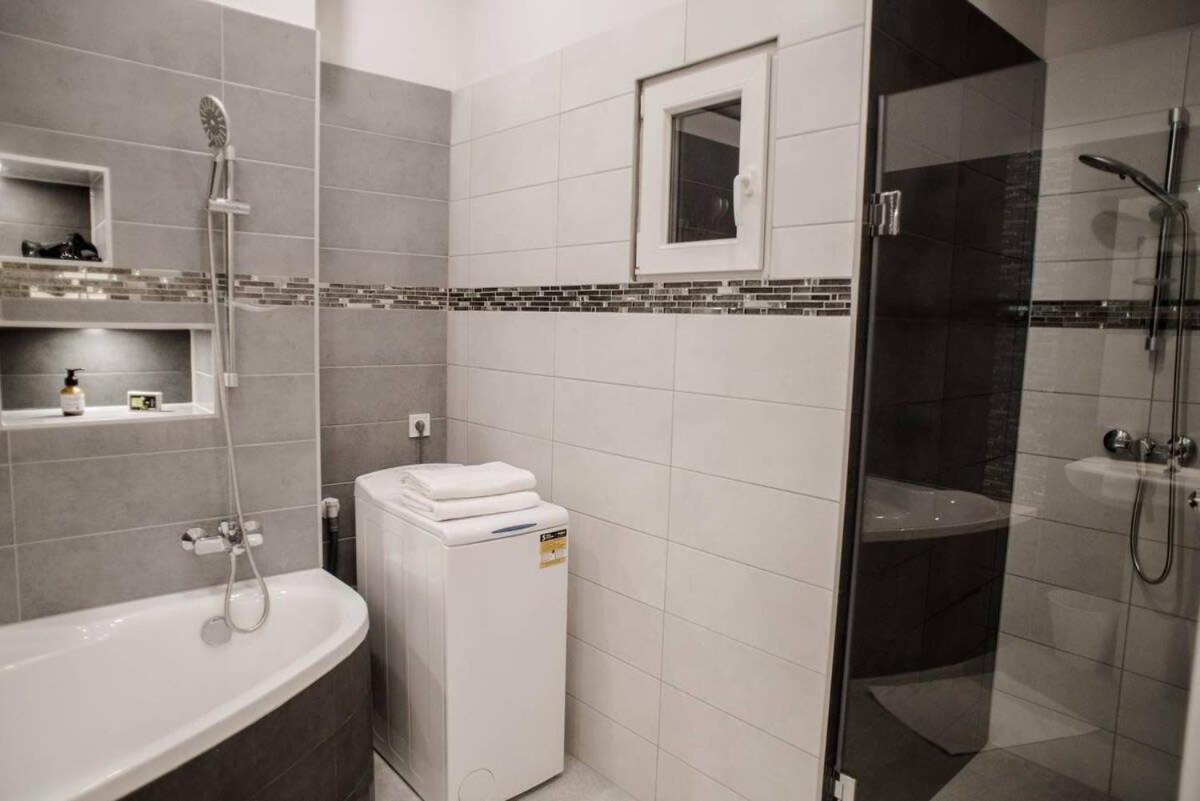 New Luxury Apartment In The Center With A/C Budapest Ngoại thất bức ảnh